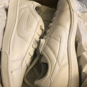 Nike all white tennis shoes style